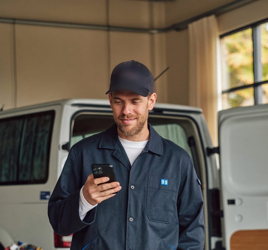 Un artisan gère ses campagnes depuis son téléphone